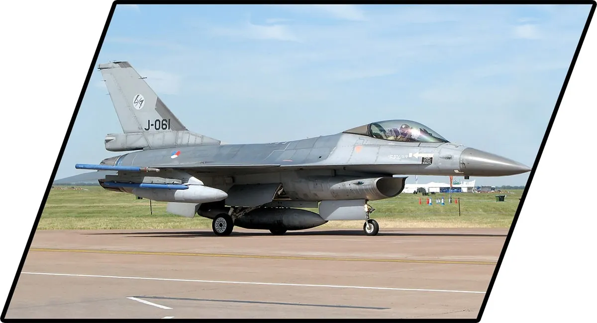 Klocki F-16 AM Fighting Falcon 425 klocków – zdjęcie 7 z 8